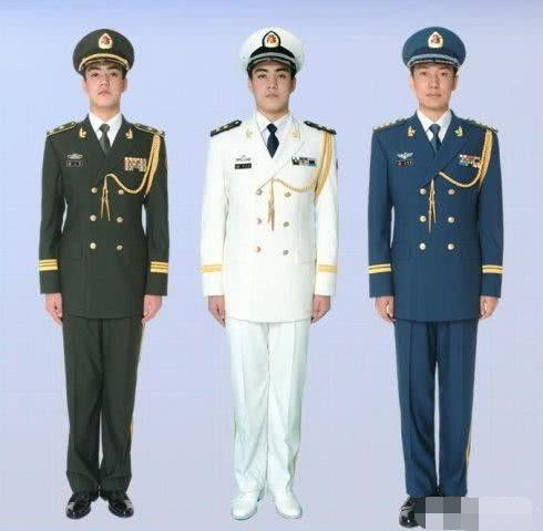 你有你的官服，我有我的学士服——两种身份，同样骄傲